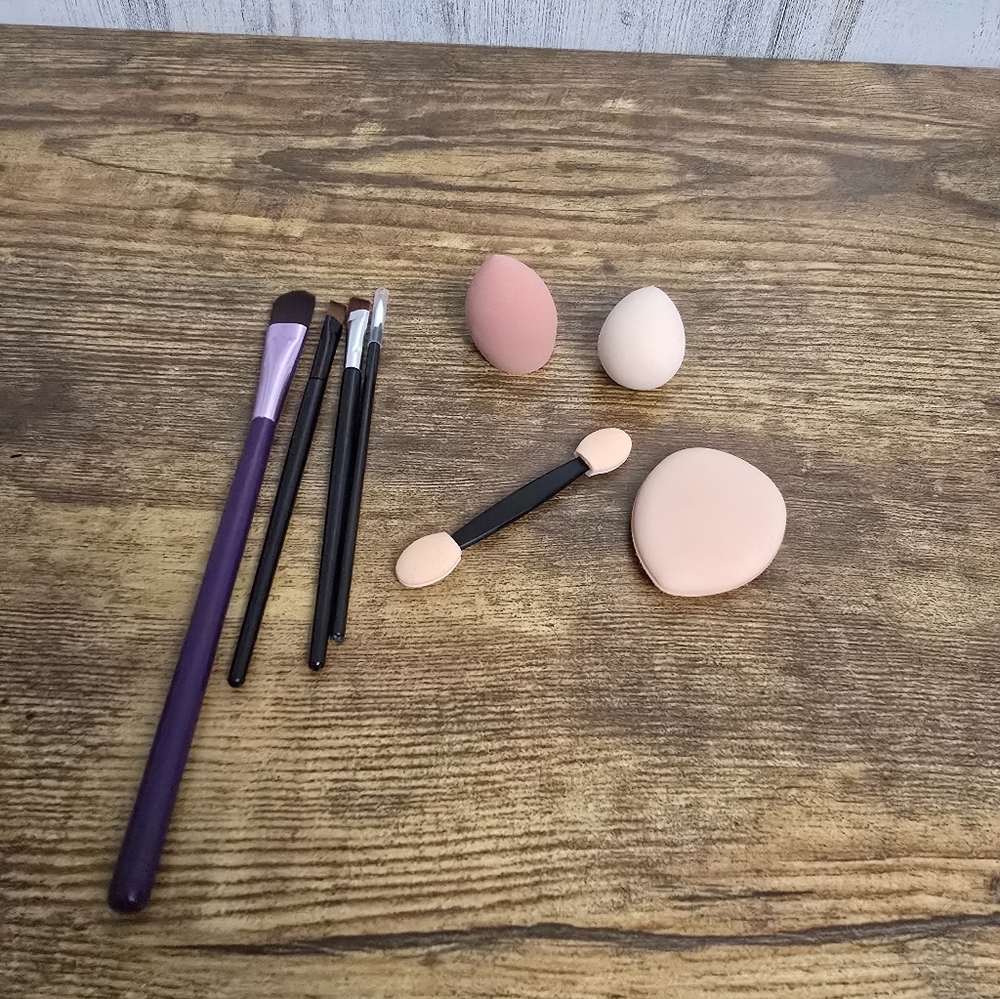 Makeup Brush and Sponge Set Of 8 New With Packaging